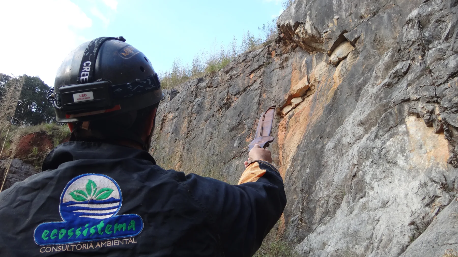 Especialista da Ecossistema analisando formação rochosa em campo